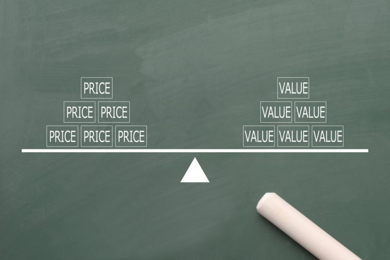 価格と価値を天秤にかけた図